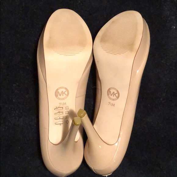 NEW Michael Kors Nude Patent Leather Pumps - Picture 5 of 8